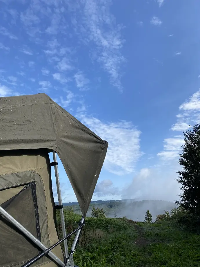 tente de toit à corbion avec point de vue sur la semois